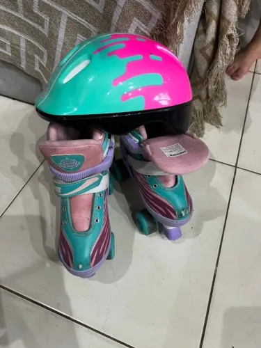 Patins feminino com capacete 