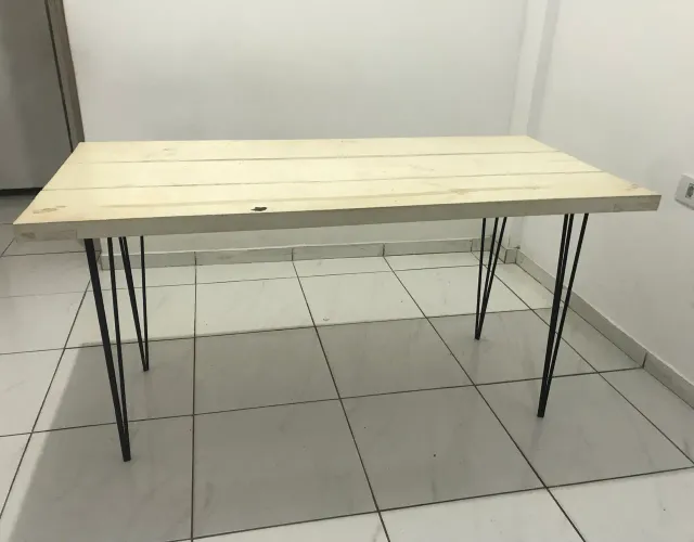 Mesa de madeira com pés de ferro