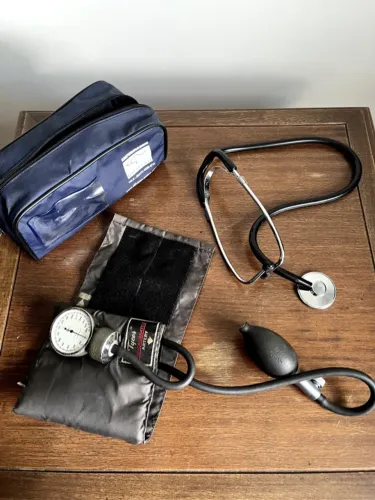 estetoscópio e medidor de pressão