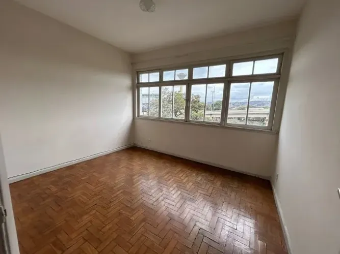 Alugo Excelente Apartamento de 4 Quartos no Centro de Volta Redonda com Garagem coberta