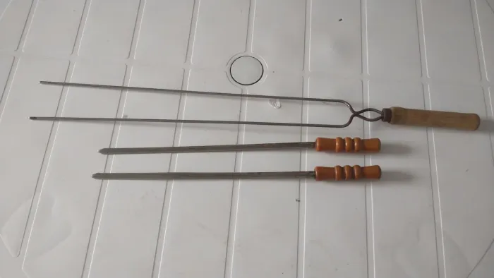 2 espetos pequenos e 1 grande para churrasco