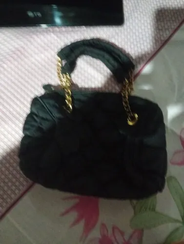 Bolsa preta de mão 