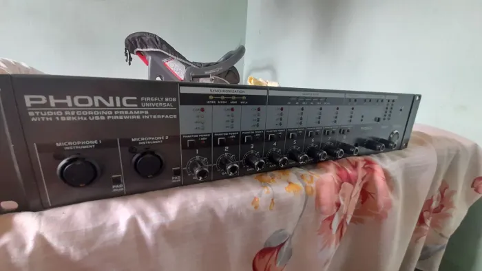 Interface de audio Phonic 8 canais com +48 em todos os canais