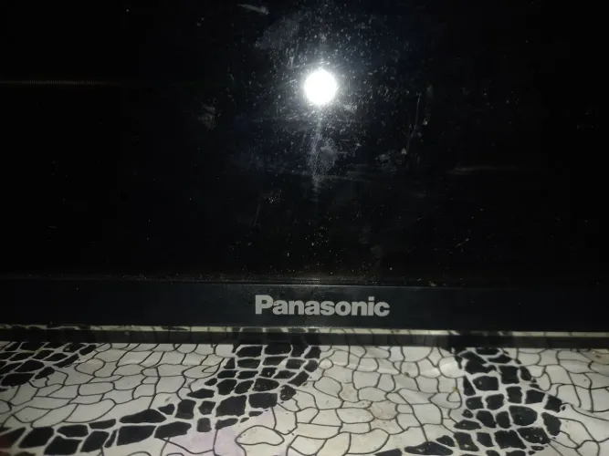 Tv Panasonic 32 polegadas ela só está sem controle ela e muito boa mando vídeos também
