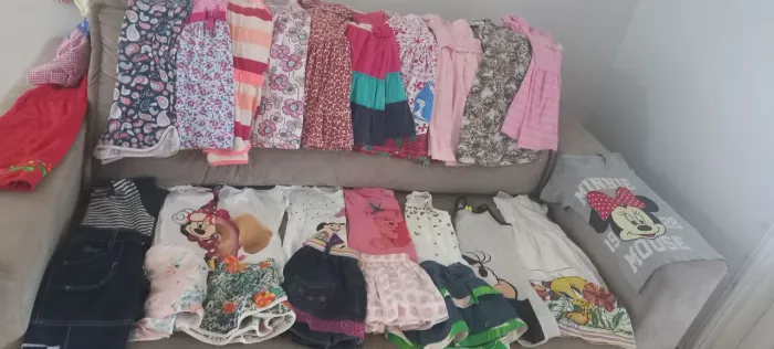 Lote com 40 peças de roupas de menina tamanho 4 anos