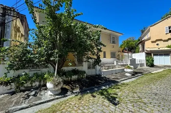 Casa para venda em Santa Teresa com 8 quartos, sendo 2 suítes, 450m²