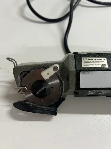 Máquina de Cortar Tecido Bananina da marca Exata.