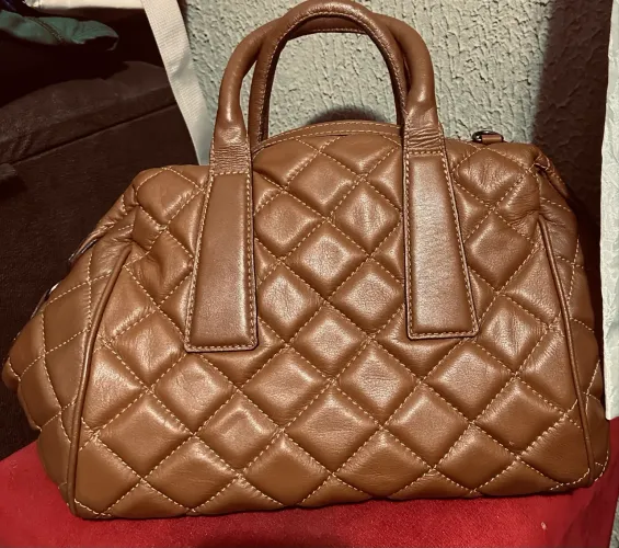 Bolsa de couro em excelente estado da marca Júlia creme
