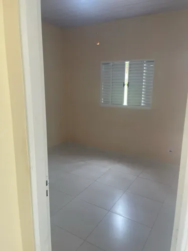 Alugo casa simples