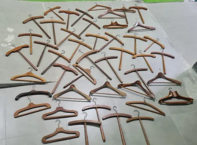 Lote com 45 Cabides Antigos de Madeira de Lei, Vintage - Coleção e Decoração