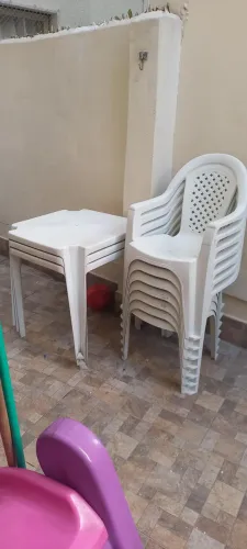 Jogo de mesas e cadeiras de plástico
