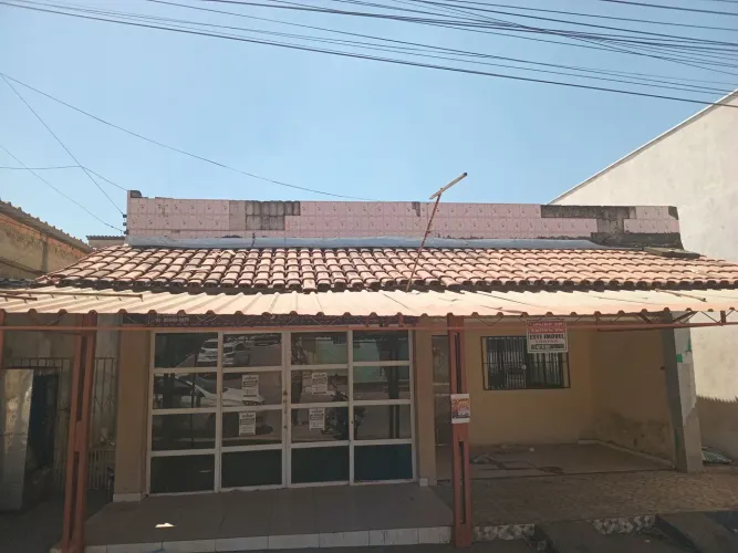 Vendo casa no centro de campos belos na rua do comercia com ponto comercial