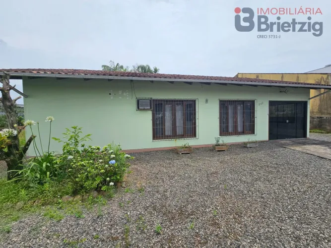 Casa à Venda em Bom Retiro Joinville, 3 Quartos, 131m², R$980mil