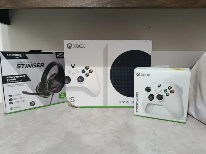 Xbox serie S , 2 controles e fone hyperx cloud .