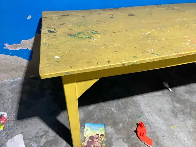 Mesa de criança de madeira