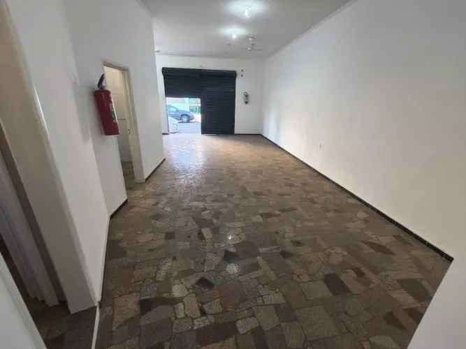 Prédio comercial com 164 m² de área interna Vila Castelar.