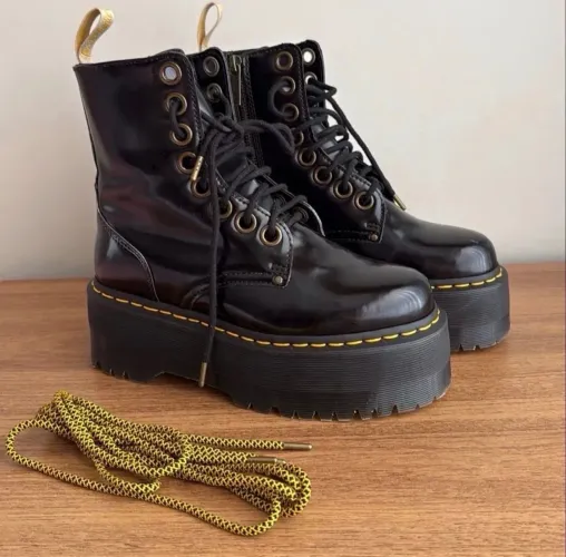 Coturno plataforma Dr Martens, calça 36/37, em ótimo estado