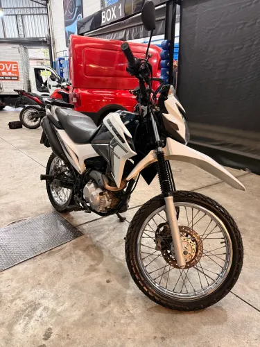 Vendo, troco ou financiamento direto - Moto Honda Bros 160 ano 2023 branca