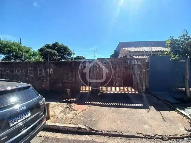 TERRENO DE ESQUINA TODO MURADO
