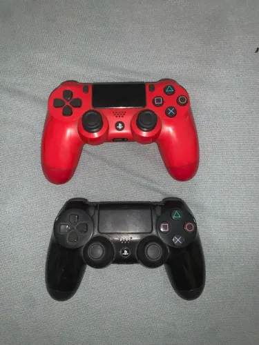 Vende-se PS4 slim 1T