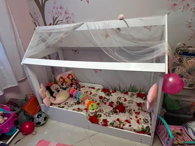 Cama Montessoriana com colchão e mosqueteiro.