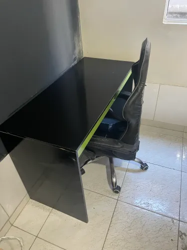 Mesa gamer e cadeira de brinde