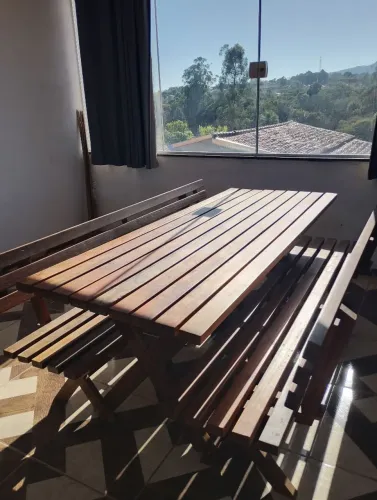 Mesa de jantar em madeira macissa