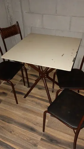Vendo mesa com cadeiras