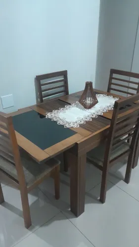 Mesa expansível com 4 cadeiras estofadas