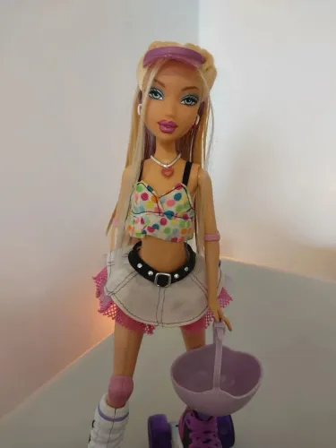 Barbie My Scine Roller Girl, não sei se ainda funciona.