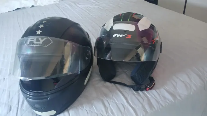 Capacete aberto e capacete.