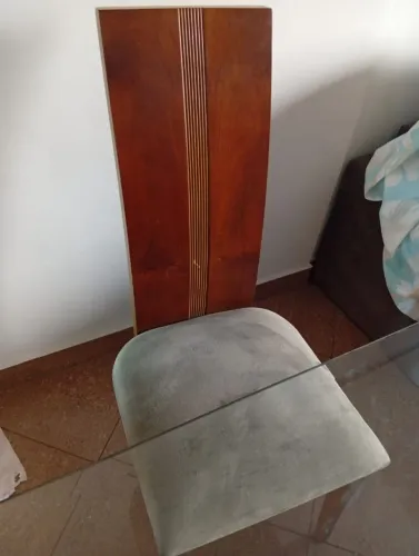 Mesa de jantar com tampo vidro , 6 cadeiras de 1° linha, em ótimo estado de conservação.