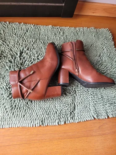 Bota AREZO de couro em ótimo estádo.