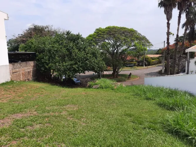 Terreno de 778 m2 no Caminhos de San Conrado