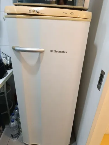 Geladeira Electrolux RE28 240L Funcionando Perfeitamente