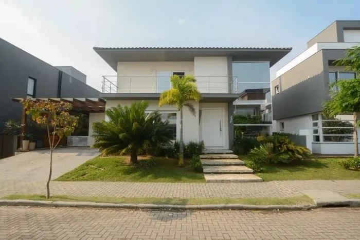 CASA COM 03 SUÍTES EM CONDOMÍNIO FECHADO