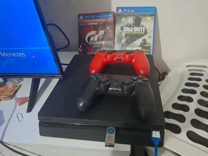 ? PS4 Slim 860 gB + 2 Controles + 2 Jogos (Preço Especial!)