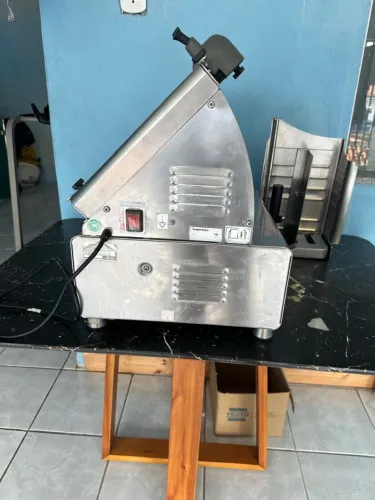 Vendo máquina de fatiar por 4.000 mil , semi nova , pouca usada . Em prefeito estado