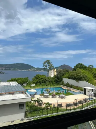 BS Imobiliária vende studio de frente, completamente mobiliado, no Ingá com vista deslumbr
