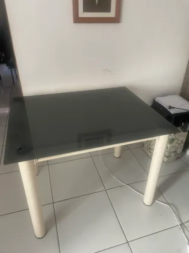 Mesa de jantar com pés de ferro e tampo de vidro grosso!