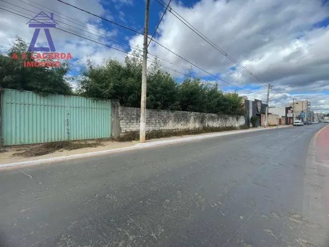 Terreno com 1.743 m² à Venda - Funcionários