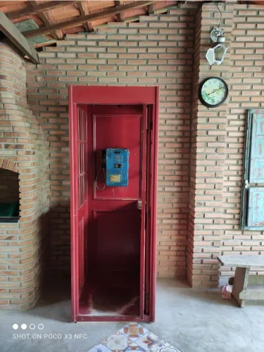 Cabine telefônica com orelhão 