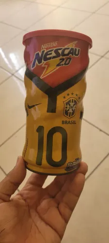 Lata de nescau vazia temática da seleção brasileira de 2014