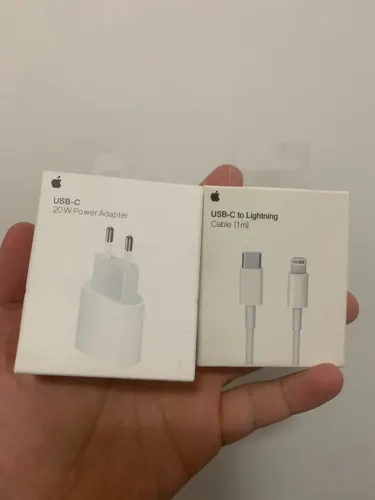 Kit Carregador 20W + Cabo USB-C para Lightning - Novo