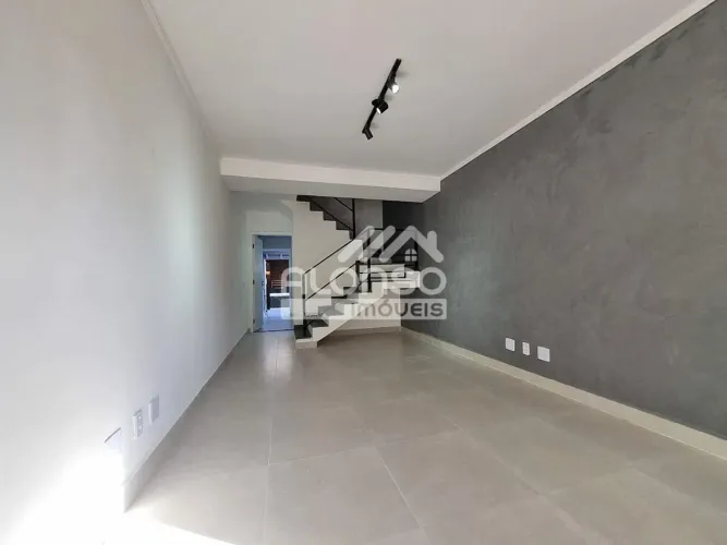 Casa em condomínio fechado, 02 quartos na Granja Viana!