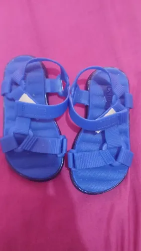 Sandália azul q acende a luz