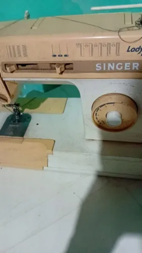 Máquina de custura Singer