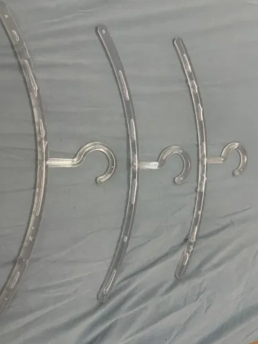 3 cabides em acricílo resistentes 