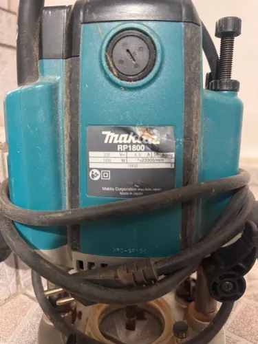 Tupia de Coluna Makita RP1800 1.850W - 220V