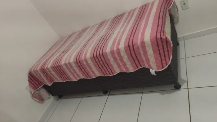 Vendo cama box solteiro